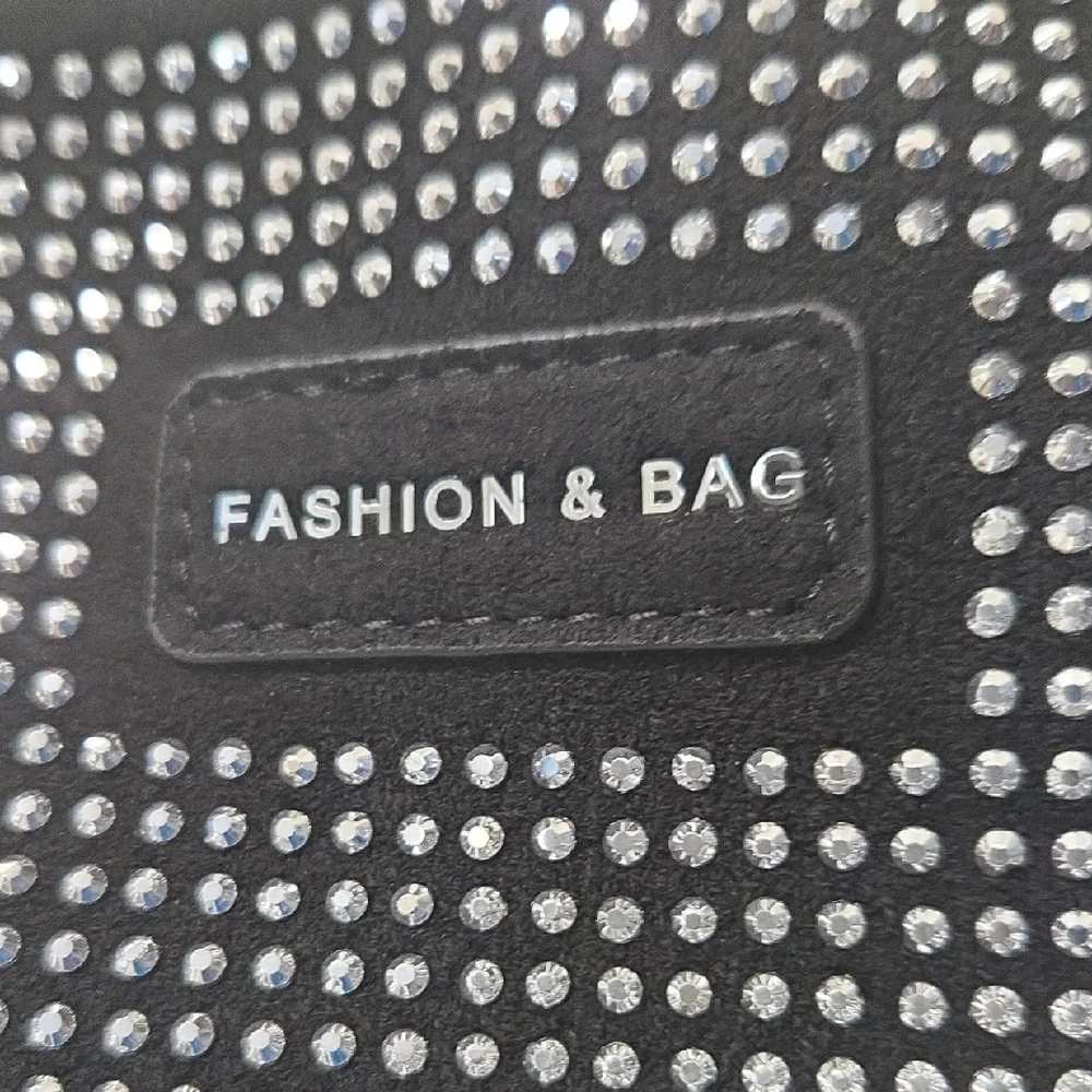 Chic Black and Silver Women's Shoulder Bag NWOT - Picture 2 of 5